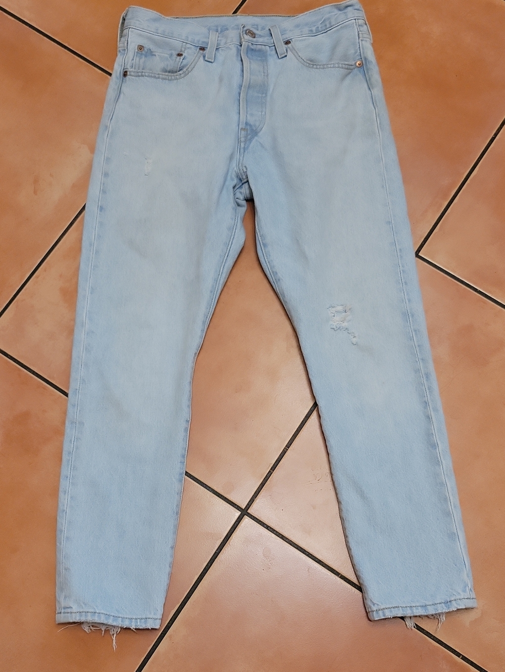 Levi Strauss 501 Skinny Disttessed Loghtwash Button Fly Jeans 28x28